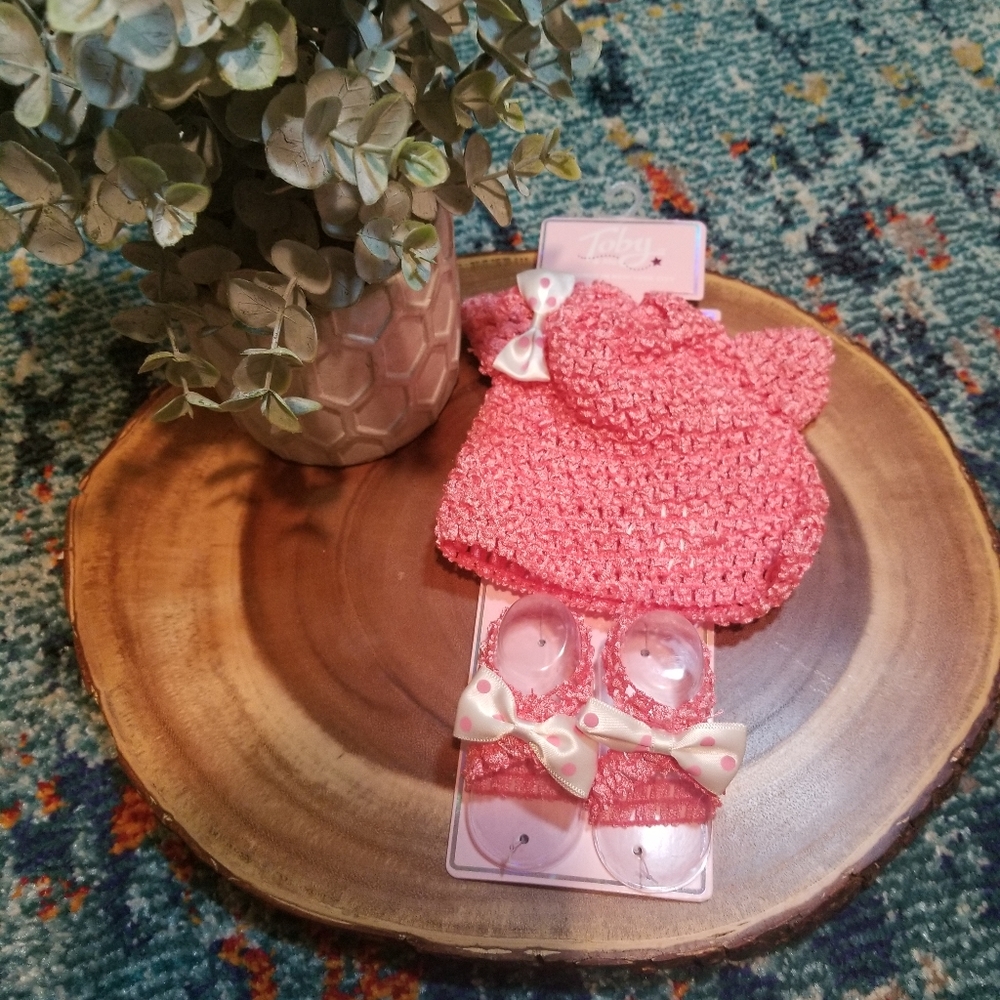 NWT: Newborn Hat & Barefoot Sandals set!